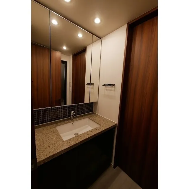 Comforia Shinjuku East Side Tower - Interior - ["Property", "Room", "Lighting"]
