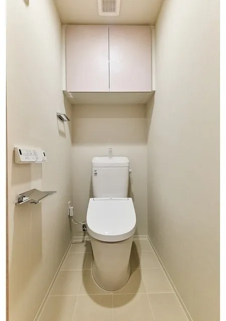 Lefon Progres Akabane Marks - Interior - ["Toilet seat", "Toilet", "Flooring"]