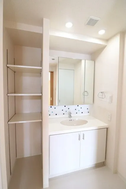 Comforia Mishuku - Interior - ["Mirror", "Tap", "Sink"]