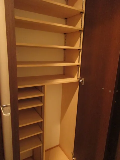 THE CUBE - Interior - ["Room", "Shelf", "Furniture"]