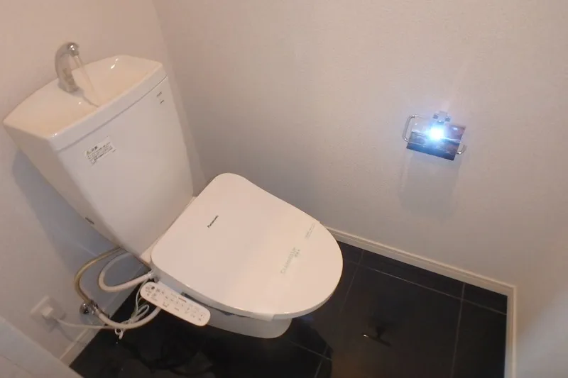 Cross Residence Kamata - Interior - ["Toilet seat", "Plumbing fixture", "Toilet"]