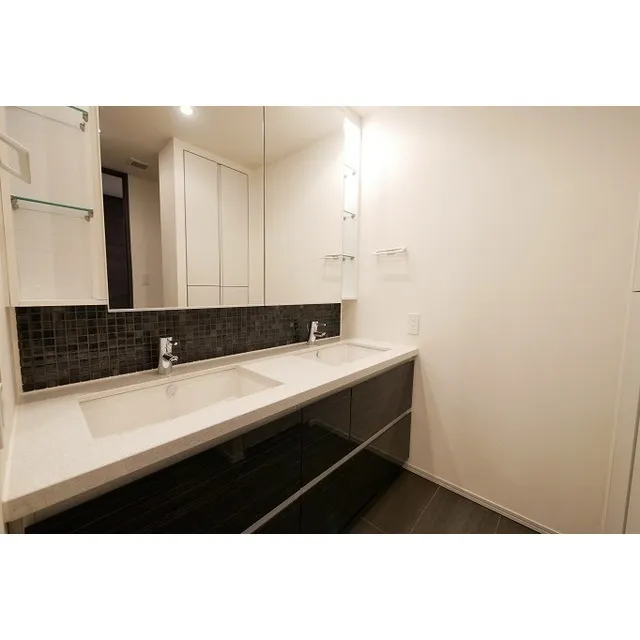 Comforia Shinjuku East Side Tower - Interior - ["Brown", "Tap", "Mirror"]