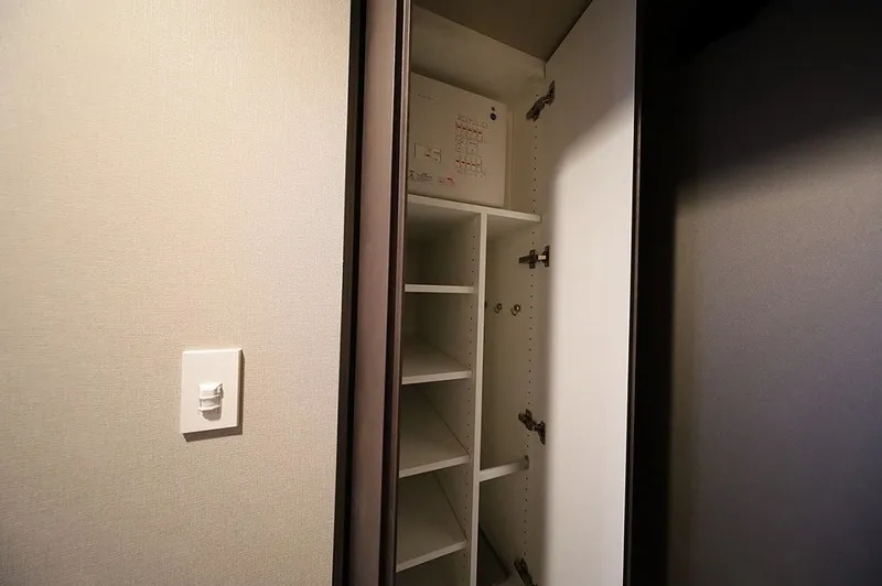 Blanchesta Iriya Grande - Interior - ["Wood", "Lock and key", "Wood stain"]