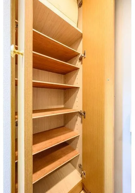 Escort Daitabashi - Interior - ["Wood", "Flooring", "Shelving"]