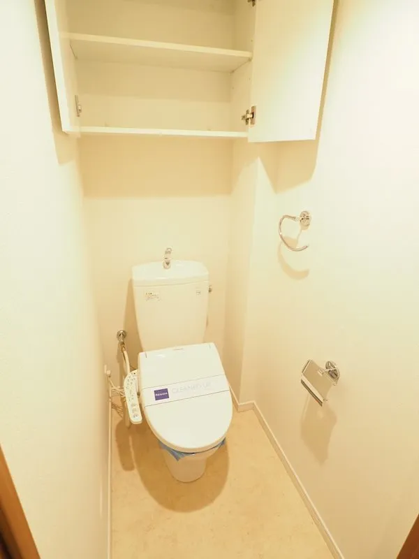 Residia Bunkyo Hongo - Interior - ["Toilet seat", "Bathroom sink", "Toilet"]