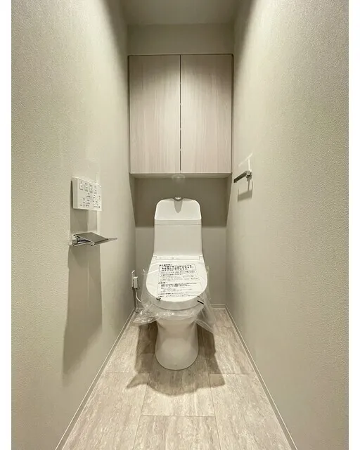 Season Flats Omorinishi - Interior - ["Toilet seat", "Toilet", "Flooring"]