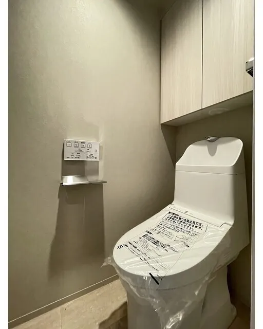 Season Flats Omorinishi - Interior - ["Toilet seat", "Toilet", "Plumbing fixture"]