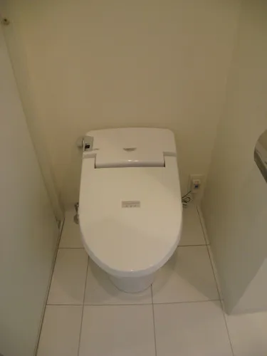Belle Face Shimbashi - Interior - ["Toilet", "Toilet seat", "Bathroom"]