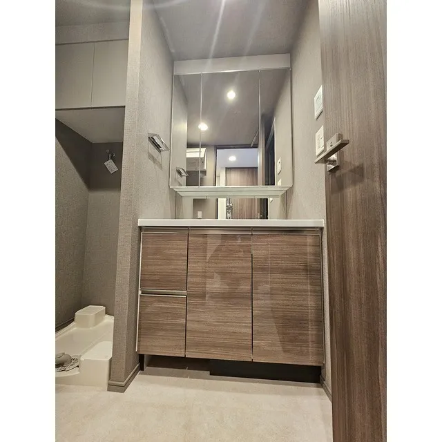 Orchid Residence Shibuya Tomigaya - Interior - ["Cabinetry", "Mirror", "Building"]