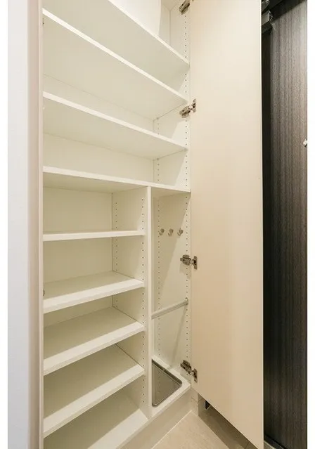 Comforia Liv Bunkyo Gokokuji - Interior - ["Wood", "Shelving", "Shelf"]