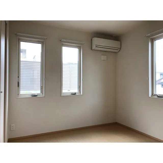 Arc Okusawa-B - Interior - ["Window", "Fixture", "Shade"]