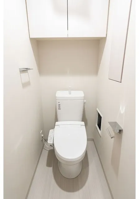 Ichigayadaimachizaka Front - Interior - ["Toilet seat", "Toilet", "Toilet roll holder"]