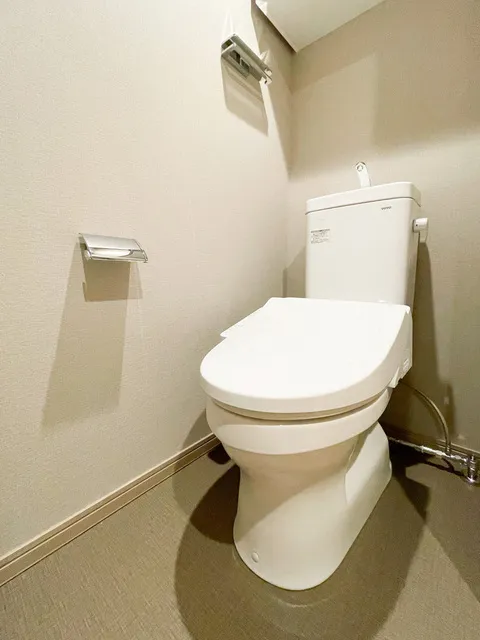 Preasvelta Minowa - Interior - ["Toilet seat", "Toilet", "Bathroom"]