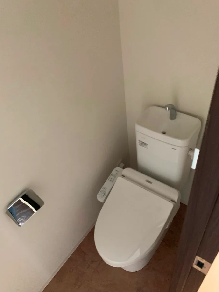 Reterrace Oshima - Interior - ["Toilet seat", "Toilet", "Plumbing fixture"]