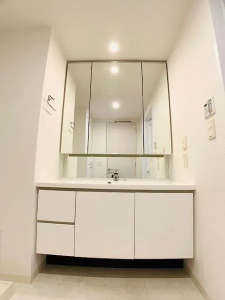Brillia Ist Sangenjaya Blossom Terrace - Interior - ["Tap", "Mirror", "Cabinetry"]