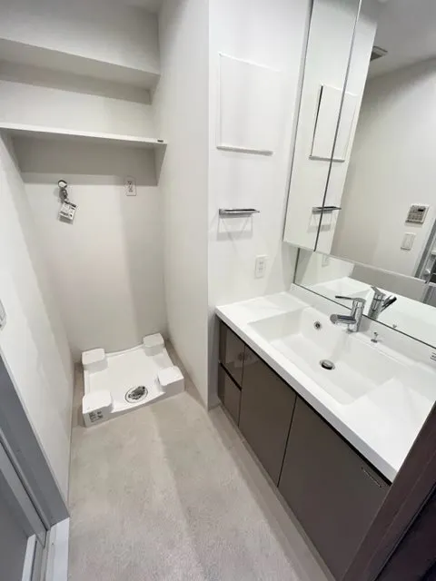 Due Kikugawa - Interior - ["Mirror", "Sink", "Tap"]