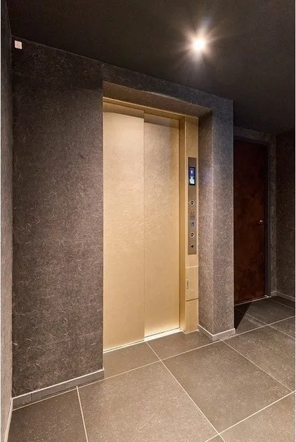 Due Oku - Other - ["Flooring", "Floor", "Glass"]