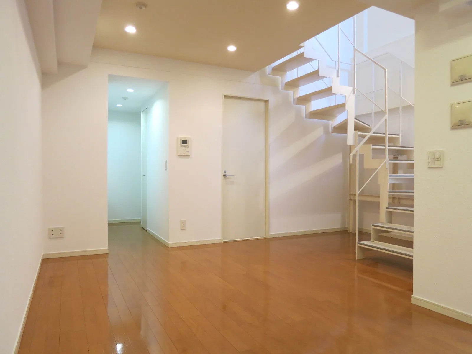 Residence Mishuku - Interior - ["Wood", "Fixture", "Floor"]