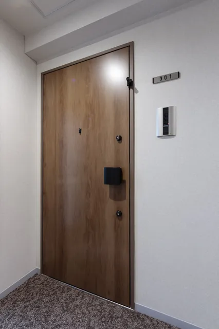El Sereno Yokohama - Interior - ["Wood", "Lock and key", "Door"]