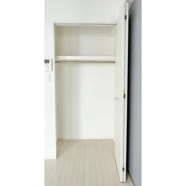 W723 - Interior - ["Fixture", "Kitchen appliance", "Handle"]