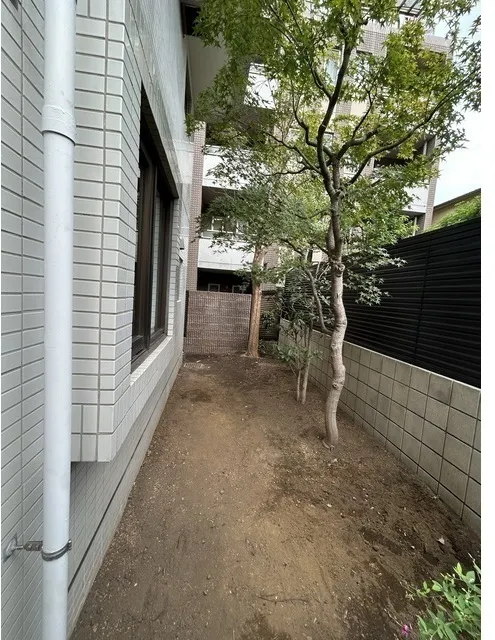 Takanawa Heights - Interior - ["Concrete", "Walkway", "Siding"]
