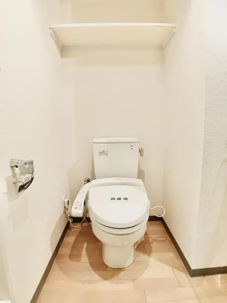 Blanche Kanamecho - Interior - ["Toilet seat", "Toilet", "Plumbing fixture"]