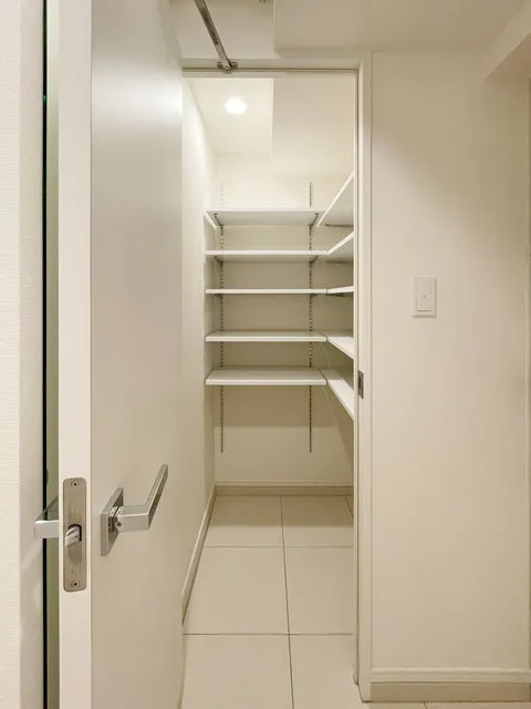 CLK Minamisenju - Interior - ["Wall", "Flooring", "Wood"]