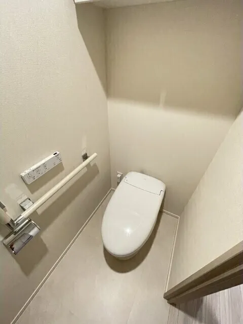 Park City Nakano The Tower Breeze - Interior - ["Toilet seat", "Toilet", "Flooring"]