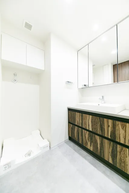 Belfirth Kinshicho South - Interior - ["Building", "Mirror", "Cabinetry"]