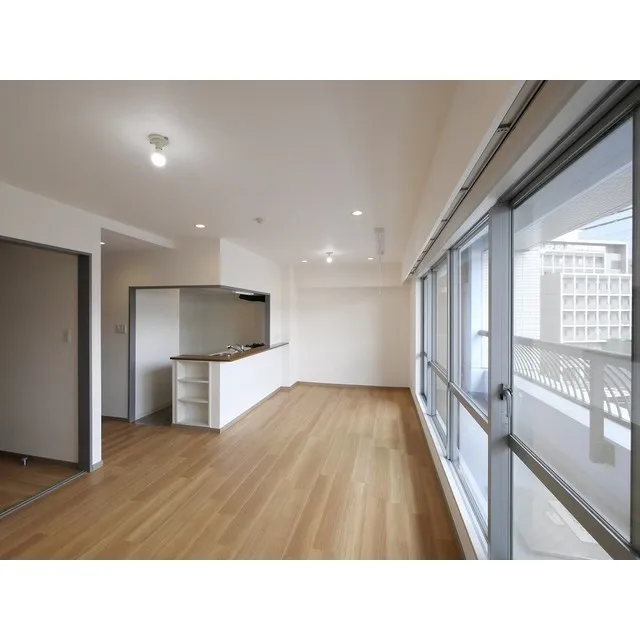 LOOP-M - Interior - ["Building", "Property", "Furniture"]