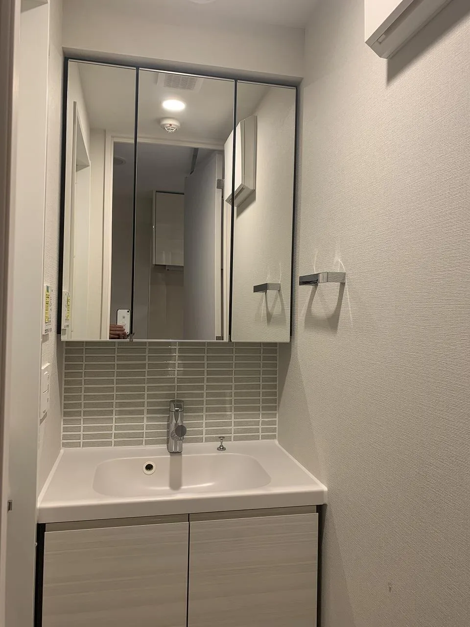 Gran Casa Oshima - Interior - ["Mirror", "Tap", "Plumbing fixture"]