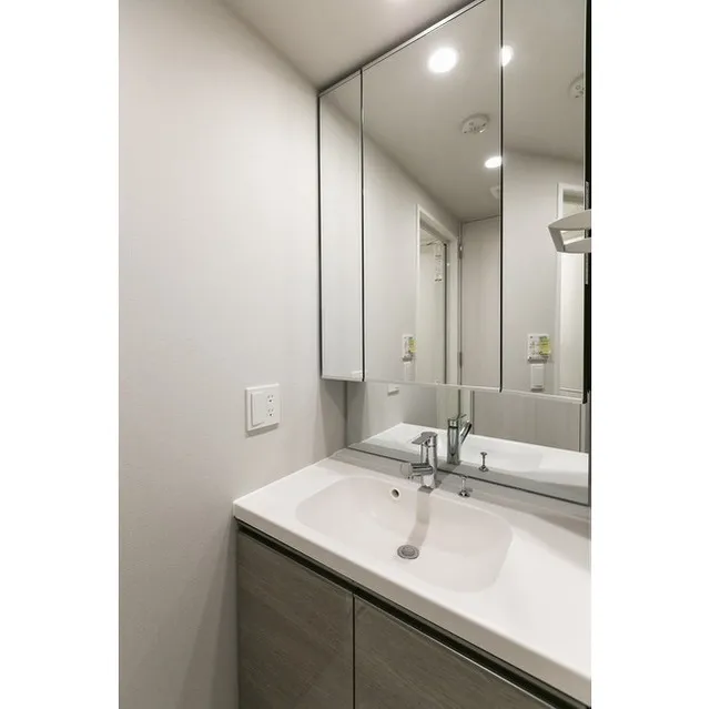 Azur Terrace Meguro Yakumo - Interior - ["Mirror", "Tap", "Plumbing fixture"]