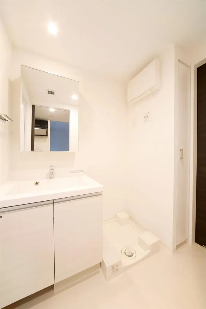 Residia Kudanshita II - Interior - ["Mirror", "Sink", "Plumbing fixture"]