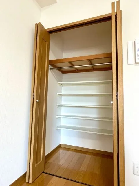Residia Ueno Ikenohata - Interior - ["Furniture", "Door", "Fixture"]