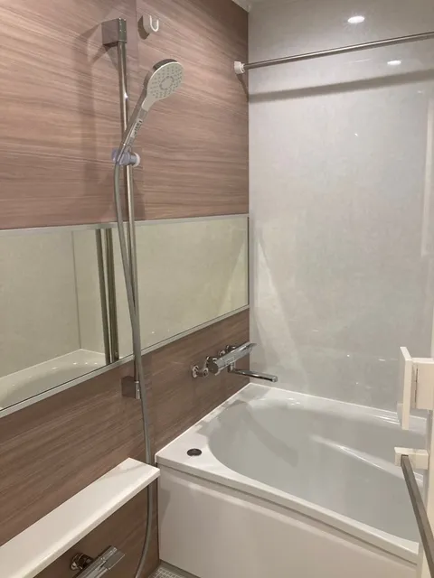 Bowflats Shinagawa Canal Side - Interior - ["Bathtub", "Property", "Shower head"]