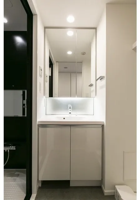 CONTRAL NAKAMEGURO - Interior - ["Mirror", "Bathroom cabinet", "Tap"]