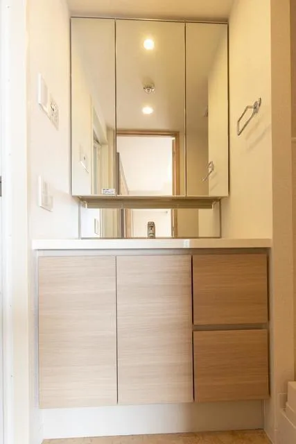Grandeur Yoyogi-Ooyama - Interior - ["Bathroom Sink", "Flooring", "Bathroom cabinet"]
