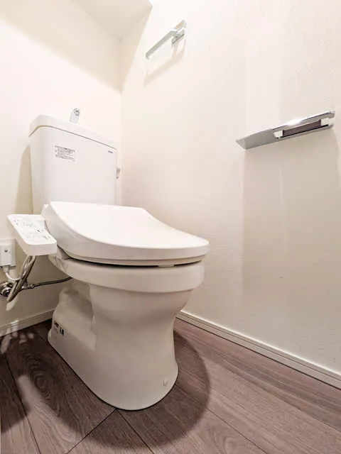 RJR Precia Kamata - Interior - ["Toilet seat", "Toilet", "Plumbing fixture"]