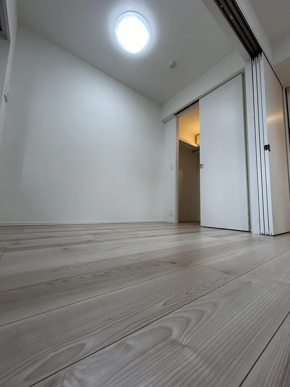 LiveCasa Nishidai - Interior - ["Building", "Fixture", "Lighting"]