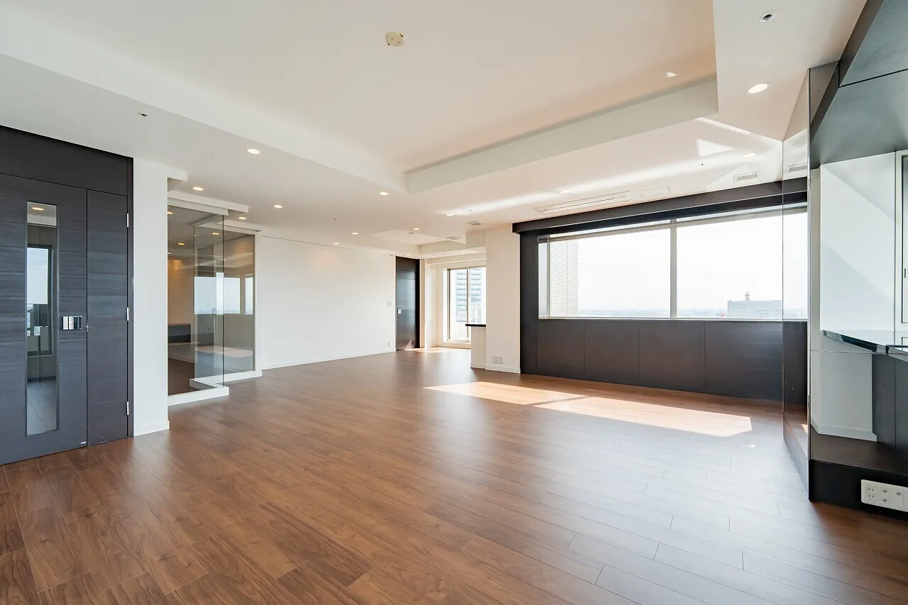 La Tour Shiodome - Interior - ["Flooring", "Floor", "Interior design"]