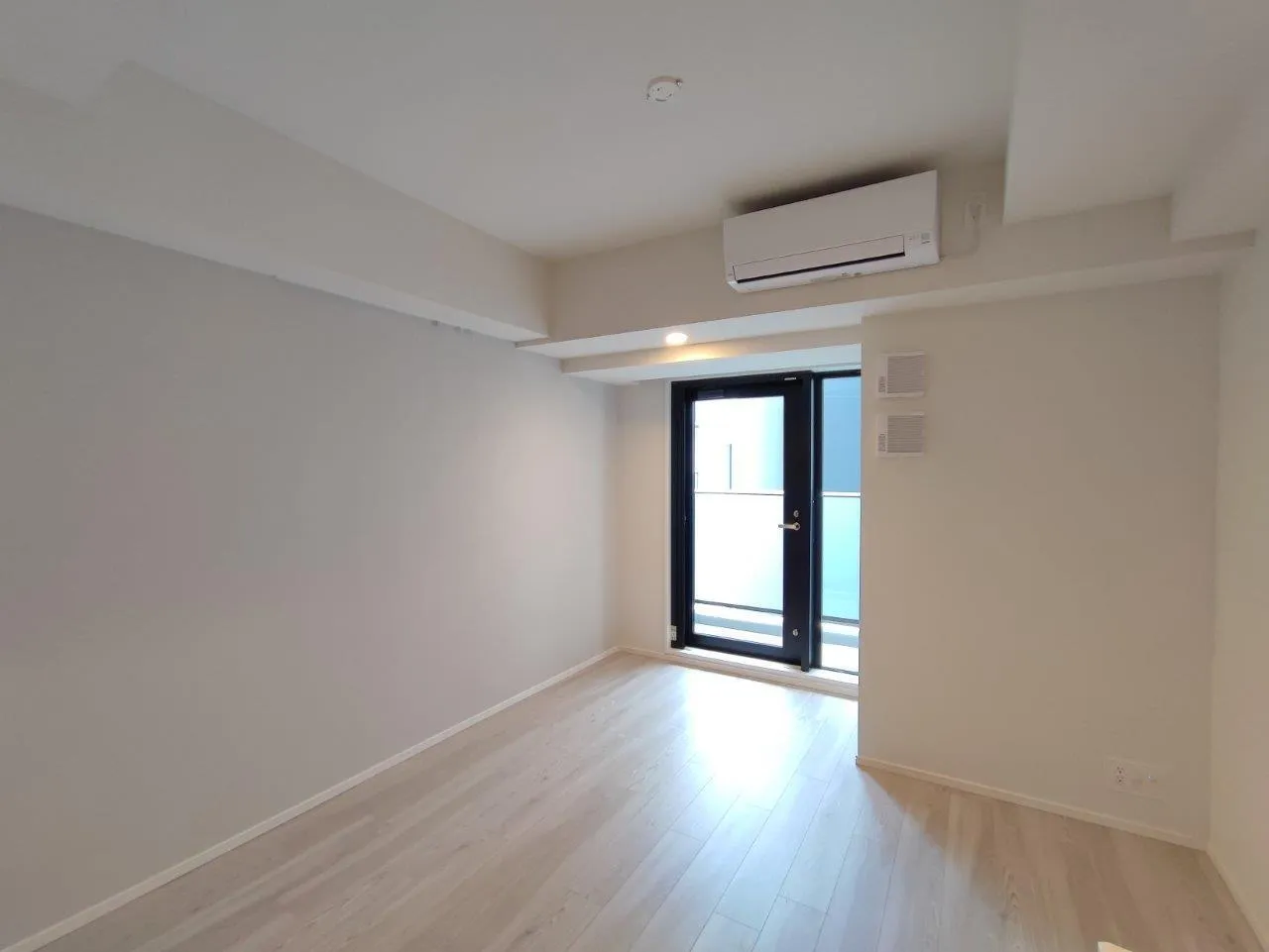 Cross Residence Takadanobaba - Interior - ["Flooring", "Floor", "Ceiling"]